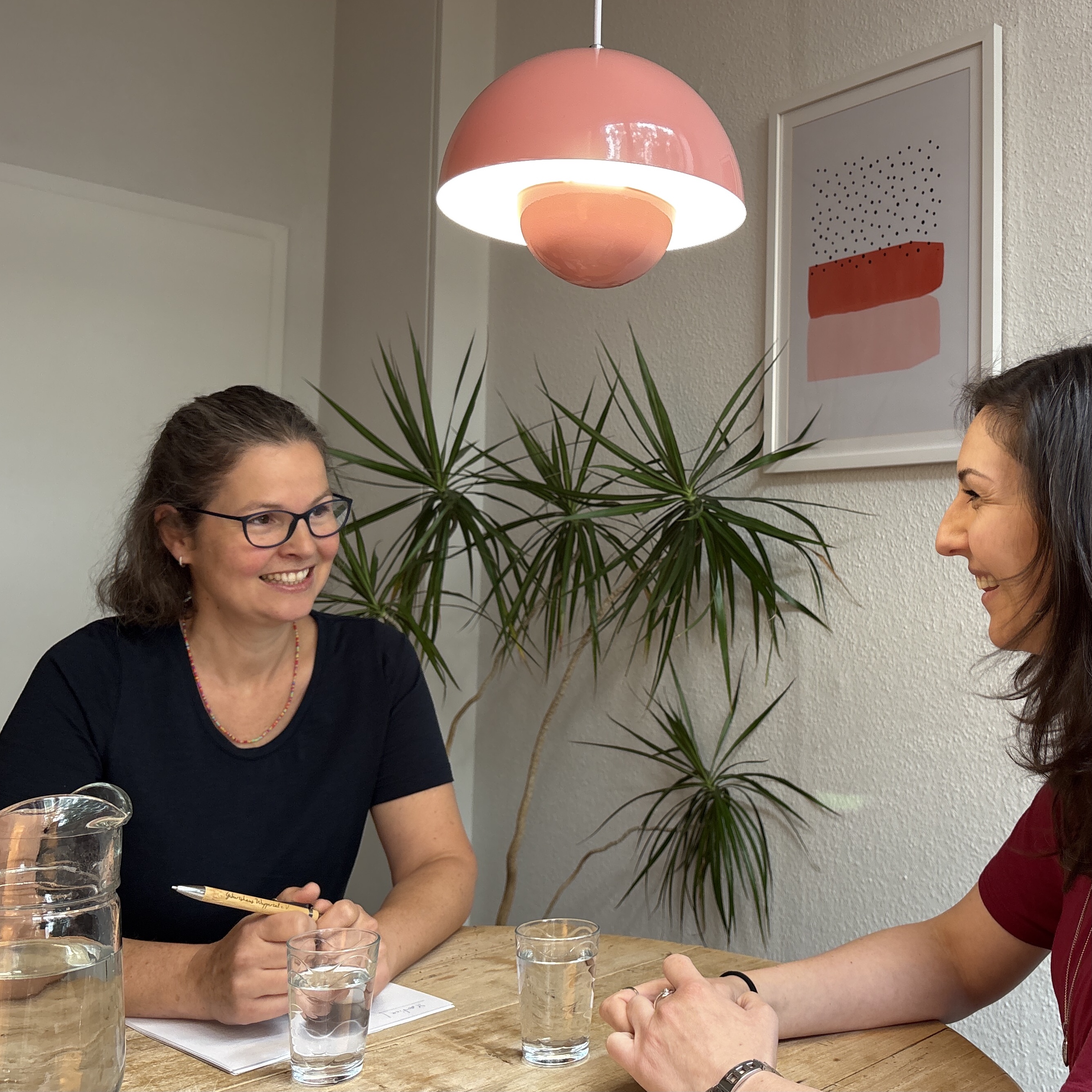 Ruhiger Coaching-Raum mit warmem Licht